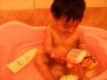 valeria se divierte bañandose
