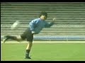 Maradona palleggi e finezze in allenamento con il napoli