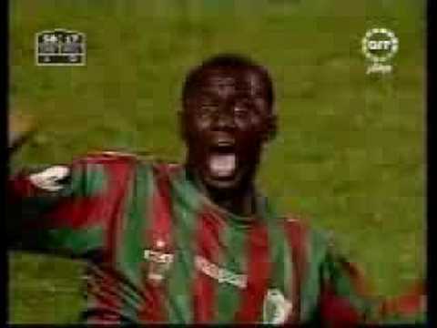 كسر رجل لاعب - خطير 