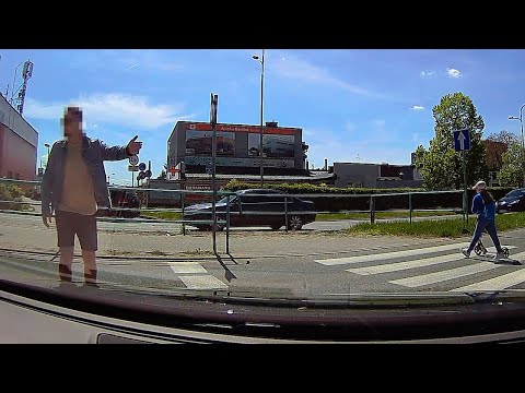 ZATRZYMAŁ RUCH ABY ZMUSIĆ KIEROWCÓW DO PRZEPUSZCZENIA DZIEWCZYNKI