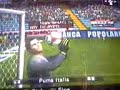 Wayne Rooney del Manchester United colpisce con una pallonata in faccia il portiere avversario (PES6)