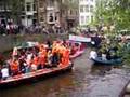 Koninginnedag Amsterdam... :: Koninginnedag Amsterdam 2008, bootjes op de Keizersgracht Bekijk video