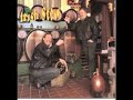 van het album : De Jeneverkruk (1994) info Irish Strew: Irish Stew begon ergens omtrent 1978. Op een katerige zondag morgen werd een weemoedige Ierse plaat van de Dubliners opgezet. Na jaren in een beatband gespeelt te hebben dacht Johan, dit is het, dit wil ik spelen. Samen met Jos Hollander en Hank Pietersen werd een trio in het leven geroepen. Aanvankelijk werden veel Ierse nummers in het Standsfries (Liwwaders) vertaalden eigen nummers gespeeld die geschreven waren door Oeds van de Bijl. Tijdens een optreden van the Dubliners in Oldeboan werd in de pauze door ons wat gezongen. We werden ontdekt door Bauke Algraven, Diba Concerts uit Sneek en stonden drie weken later op het Ierse folkfestival in de Ijsselhal in Zwolle. Er moest snel een naam bedacht worden, Jaap van de Weg kwam met de Ierse stoofpot op de proppen. In 1981 werd de eerste lp opgenomen geheel in het stadsfries. Irish Stew en Beerenburg. Er werden optredens gedaan met Jim McCann en voorprogramma's van the Dubliners. Vanaf 1983 ging Johan Juckers solo en werd uitgenodigd in Polen en Tsjechië en later in Frankrijk. In 1990 zou de eerste cd gemaakt worden door Johan. Op dat moment kwam Jos terug en werd de samenwerking hernieuwd. 'The Real Whiskey Sound 'werd opgenomen, in die tijd maakte het duo veel furore. Nummers als 'de Oudste stapper' en 'Slappe Douwe' stonden in de Friese hitlijsten. In 1993 kwam de Jeneverkrúk uit en in 1997 'Ring ring we've got to sing'. In 1998 werd 'All for me grog' opgenomen, deze <b>...</b>