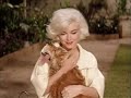 marilyn monroe trying to film a scene with a dog from her last and uncomplete movie something's got to give in 1962.