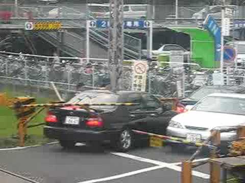 小田急柿生駅の踏み切り