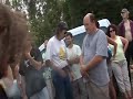 Fauchage d'un champs de maïs transgénique par les Faucheurs volontaires en septembre 2006