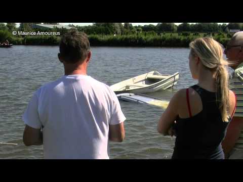 Auto met boot en trailer te water