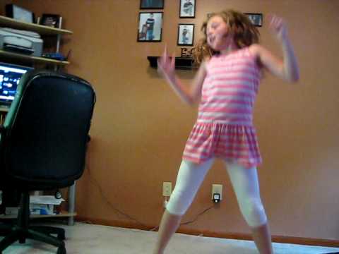 little girl doing the boom boom pow dance on YOUZEEK.com [XmR3MotOrAk