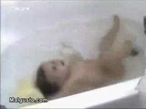 Baby in the toilet - Các đoạn phim hài trong nhà tắm