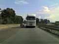 incredibile camion a dietro marcia sulla strada roma latina