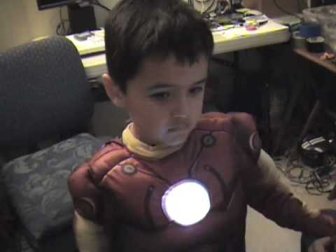 Tarda 2 meses en construirle un super disfraz de Iron-Man a su hijo
