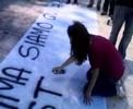 Ramona alle prese con lo striscione Ramona alle prese con lo striscione