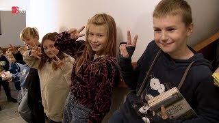 Děti ze základních škol pomáhaly při stěhování nové knihovny