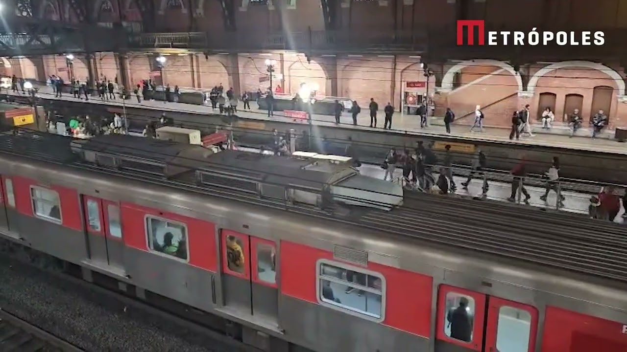 Movimento de trens em dia de greve da CPTM na estação Luz