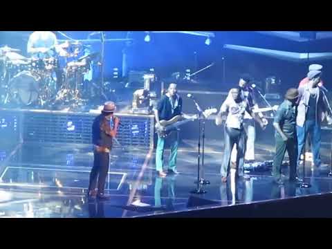 Bruno Mars – If I Knew – (fan throwing bra) San Diego 7/30/2013