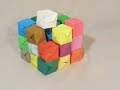 Me gustan los cubosCon sus aristas perfectas, las medidas justas para mantener el equilibrio, más aun si la construcción de ellos está hecha con precisión y paciencia en el armado. Para elaborar los cubos de la animación se utilizó la técnica japonesa del origami que según la filosofía oriental aporta calma y paciencia a quien lo practica. Se han utilizado cubos de distintos colores, que en conjunto forman un cubo más grande. Se hallan todos los colores y sus gamas de tonalidades pero solo falta uno: la unión de todos ellos en el espectro de luz, el blanco.El cubo blanco, se arma solo y completa al cubo más grande. Y así como se unieron los cubos de varios colores, también se descomponen de su formación como la luz blanca ante un prisma.