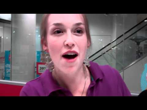 Hema-cassière reageert op flashmob