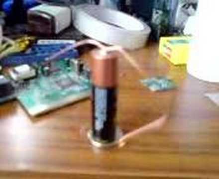 Miniaturka - Elektryczny silnik napędzany jednym paluszkiem
