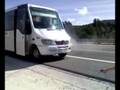 videos de Autobús ardiendo empieza a salir fuego.