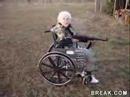 Abuela con metralleta