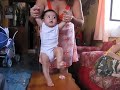 Antonia aprendiendo a dar pasos :D