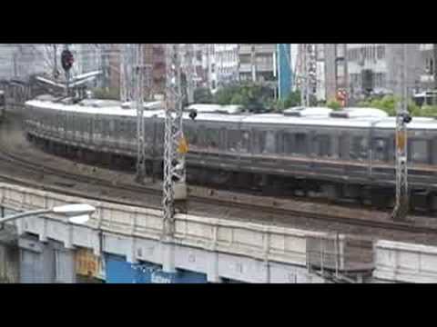 JR元町駅を発車するJR西日本207系
