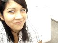 Carla haciendose el piercing