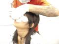Carla haciendose el piercing