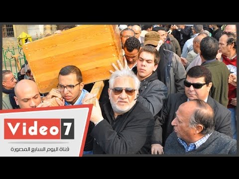 بالفيديو.. اختفاء نجوم الصف الأول من جنازة الفنان