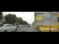 Un bătrân cade pe jos în stradă