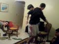 Ricargorfo e Vô fazendo dancinha medíocre na sala, enquanto Eduardo mamado demora meia hora pra levantar e qdo levanta derruba a latinha no tapete.
