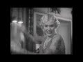 Thomas Langman présente Jean Dujardin et Bérénice Béjo dans The Artist, un film de Michel Hazanavicius. Hollywood 1927. George Valentin est une vedette du cinéma muet à qui tout sourit. L'arrivée des films parlants va le faire sombrer dans l'oubli. Peppy Miller, jeune figurante, va elle, être propulsée au firmament des stars. Au cinéma le 19 Octobre | S'abonner bit.ly Facebook on.fb.me | Twitter bit.ly