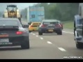 Ferrari Porsche em alta velocidade na estrada