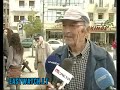 Išprotėjęs senukas trukdo TV interviu