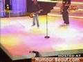 Le chanteur se casse la gueule et le playback continue
