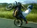 empinando de moto na pista