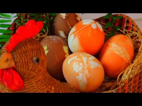 how to dye easter eggs with onion shells and flowers