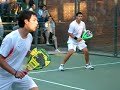 Partido de padel donde los jugadores...
