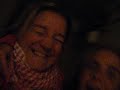 Deux blondes dans un escalier...