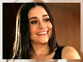 Todos na mesa sabem da tramóia, menos a falsa Paula  (Taís)  e Marion.Paraíso Tropical foi uma telenovela brasileira da Rede Globo, no horário das 21 horas, de autoria de Gilberto Braga e Ricardo Linhares, escrita por Gilberto Braga, Ricardo Linhares, Sérgio Marques, Angela Carneiro, Maria Helena Nascimento, Nelson Nadotti, João Ximenes Braga e Marília Garcia, com direção de Amora Mautner, Vinícius Coimbra, Maria de Médicis, Cristiano Marques e Roberto Vaz, direção geral de José Luiz Villamarim e Dennis Carvalho e direção de núcleo de Dennis Carvalho. A produção estreou no Brasil a 5 de março de 2007, substituindo Páginas da Vida de Manoel Carlos e ficou no ar até 28 de setembro contando com 179 capítulos. Em Portugal, foi a produção mais curta dentre as novelas das oito da Globo desde Suave Veneno, que foi ali apresentada com cerca de 130 capítulos. No Brasil idem.SinopseAntenor Cavalcanti é um empresário poderoso, frio, filho de um ex-presidiário trambiqueiro, Belisário, de quem quer distância. Perdeu seu único filho, Marcelo, quando este tinha dezesseis anos. Vê no filho de seu caseiro Nereu, o jovem Daniel Bastos, o possível herdeiro de suas empresas. Casado com Ana Luísa, Antenor tem uma amante, a bela Fabiana, advogada do Grupo Cavalcanti.Ele ainda se envolve com outras mulheres. Antenor decide expandir seus negócios. Ele agora pretende também atuar no ramo de resorts. O ambicioso Olavo, resolve lutar pelo posto de herdeiro do patrão e conquistar tal posição a qualquer preço. Seu principal obstáculo está em Daniel, rapaz de excelente caráter, que, além de bonito e charmoso, é inteligente e competente. Numa viagem à Bahia, para fechar a compra de um belíssimo terreno à beira-mar para o primeiro resort do Grupo, Daniel conhece e se apaixona por Paula Viana, gerente de uma pequena e charmosa pousada. O casal planejará ser feliz em alguma pousada do Nordeste, trabalhando sem se estressar muito, mas eis que surge Olavo, disposto a qualquer coisa para não deixar que o poder no Grupo Cavalcanti caia nas mãos do filho de um empregado. E, assim, seus golpes levarão à separação de Daniel e Paula.Paula é filha da cafetina Amélia. Esta comanda um bordel no resort baiano, onde trabalham várias meninas, como Bebel. Com um certo desvio de caráter, mas sempre exuberante, ela se diz com muita 