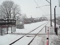 he marty, broer,dit is een zeer bijzondere speciaaligheid,een goederenbak omgeleid over de buitenste sporen van station horst-sevenum.zeer en zeer zeldzaam, nood gedwongen moest deze goederenbak roest rijden,er was geen plek meer te horst-sevenum station,van wege een wissel en seinstoring ergens bij helmond,deurne of eindhoven ,op donderdag 8 januari 2009,wat ook zeldzaam is de sneeuw, wanneer sneeuwt het nou in nederland,ook maar zelden.van de week nog een leuk nieuwtje de 305 was te hrt bevroren,jij weet wel wat ik bedoel,wissel 305,en hrt = horst-sevenum in nederland. ik was bijzonder verheugd dat ik deze speciaaligheid kon filmen,ik was nog net met iemand aan het praten over dat spoor,dat ik nooit meer een roest rit daar heb gezien,en wat gebeurd er dan,nog geen 10 minuten later,jawel hoor,een noodgedwongen roest rit.wat een kou ook de afgelopen dagen zeg,in ell bij weert was het - 20,8 c vorst,hallo zeg!!!o ja mijn filmpje is nood gedwongen met mijn foto toestel gemaakt, mijn camcorder die peperduur was, weigert dienst van wege de extreme kou, dat is effe zwaar baalen,leve de peperdure electronica.dit bestand van 140 mb uploaden duurt meer dan een uur.