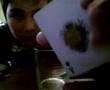 moneda que atraviesa tapadera revelado