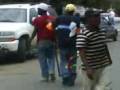 pleitos entre dominicano vs haitiano por ladron el dominicano q le rojo una lechosa y le dio una galleta al haitianooo jajajaja