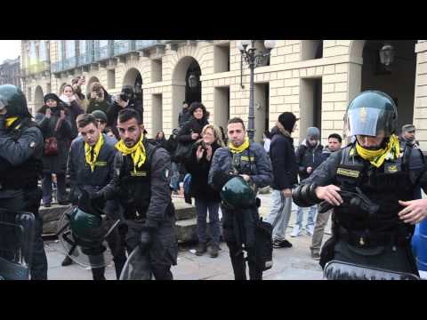 Torino, poliziotti dopo scontri si tolgono i caschi: la gente in piazza applaude