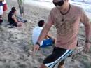 como orinar en la playa
