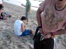 como orinar en la playa