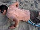 como orinar en la playa