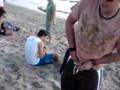 como orinar en la playa