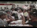 O confronto entre policiais civis em greve e equipes da Polícia Militar (PM), ocorrido na tarde desta quinta-feira (16), deixou pelo menos dois feridos, um deles com suspeita de fraturas. O tumulto começou por volta das 16h na Rua Padre Lebret, no Morumbi, na Zona Sul de São Paulo. O Palácio dos Bandeirantes informou que um dos feridos é um coronel que participava da negociação entre os manifestantes. Ele teria sido atingido por um disparo na perna e foi levado, ainda segundo o Palácio, para o Hospital Albert Einstein, na mesma região do confronto.A assessoria do Albert Einstein confirmou que no hospital estão sendo atendidas vítimas do tumulto. Ainda não há uma informação precisa, no entanto, do número de feridos levados ao hospital ou se os atendidos são policiais.O Hospital São Luiz, também no Morumbi, recebeu três feridos na tarde desta quinta-feira (16), mas a assessoria ainda não confirmou se todos eles estão relacionados ao confronto.