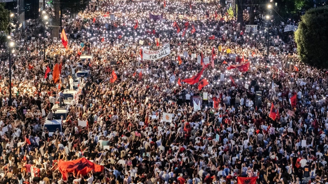 Protesta e 27-të në Tiranë: Qytetarët kërkojnë dorëheqjen e qeverisë dhe ndryshime kushtetuese
